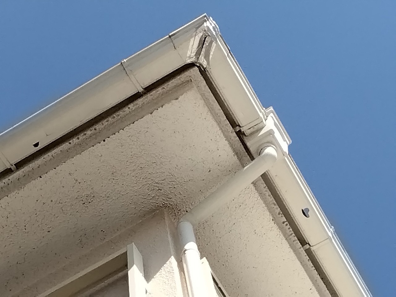 明石市　雹被害で角樋入隅が破損